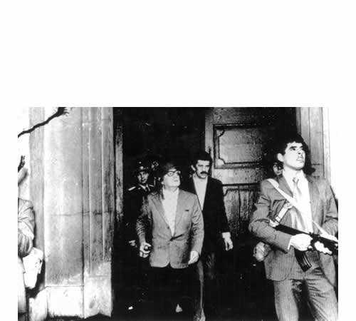 La última imágen del presidente Salvador Allende, con casco y una metralleta AK-47, mientras el palacio de La Moneda era bombardeado
